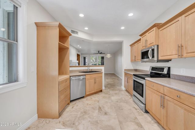 15221 N CLUBGATE Drive 1013, Scottsdale, AZ 85254