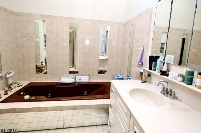 9 Watch Hill Rd, Mahwah Twp., NJ 07430