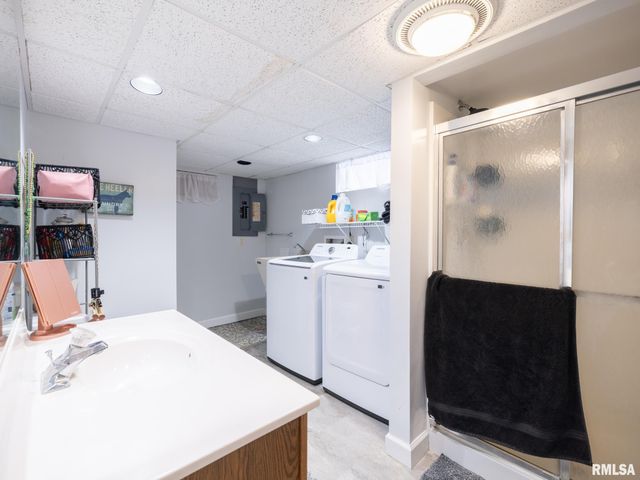 1203 E FAIROAKS Avenue, Peoria, IL 61603