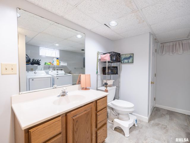 1203 E FAIROAKS Avenue, Peoria, IL 61603