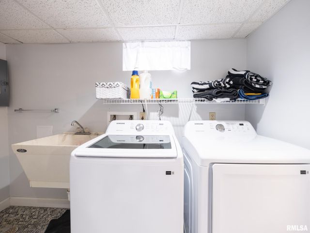 1203 E FAIROAKS Avenue, Peoria, IL 61603