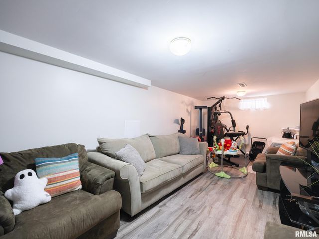 1203 E FAIROAKS Avenue, Peoria, IL 61603