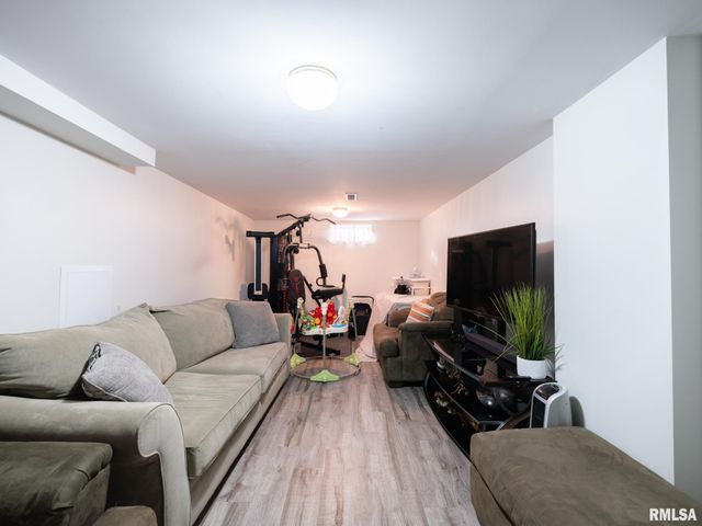 1203 E FAIROAKS Avenue, Peoria, IL 61603