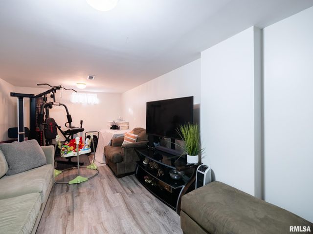 1203 E FAIROAKS Avenue, Peoria, IL 61603