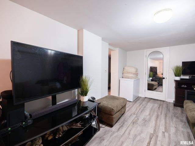 1203 E FAIROAKS Avenue, Peoria, IL 61603