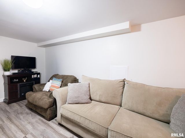 1203 E FAIROAKS Avenue, Peoria, IL 61603