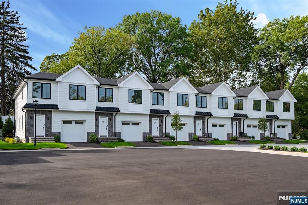 7 Fey Place, Oradell, NJ 07649