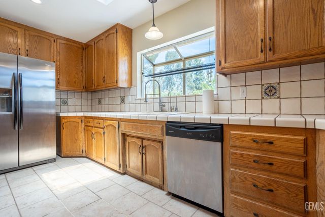 1515 Camino Primavera, Bakersfield, CA 93306