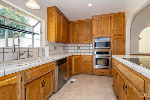 1515 Camino Primavera, Bakersfield, CA 93306