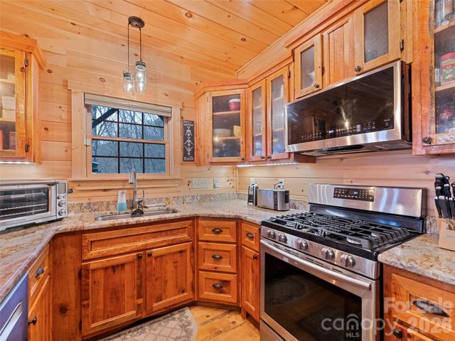 693 High Splendor Road, Robbinsville, NC 28771