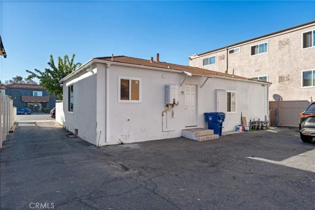 14143 Victory Boulevard, Van Nuys, CA 91401