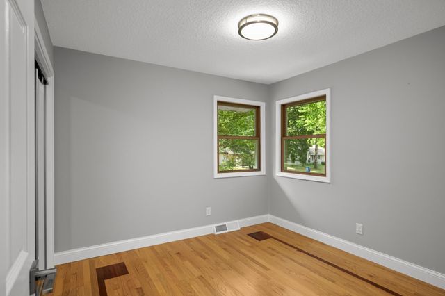 11004 Oak Knoll Terrace N, Minnetonka, MN 55305
