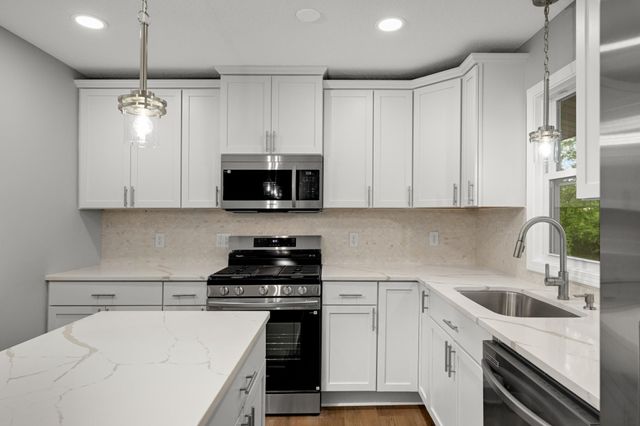 11004 Oak Knoll Terrace N, Minnetonka, MN 55305