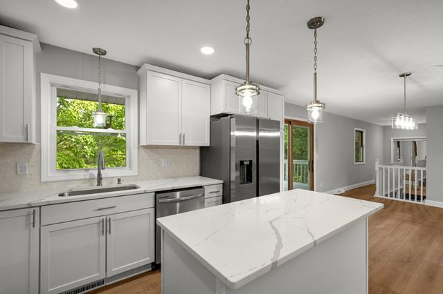 11004 Oak Knoll Terrace N, Minnetonka, MN 55305