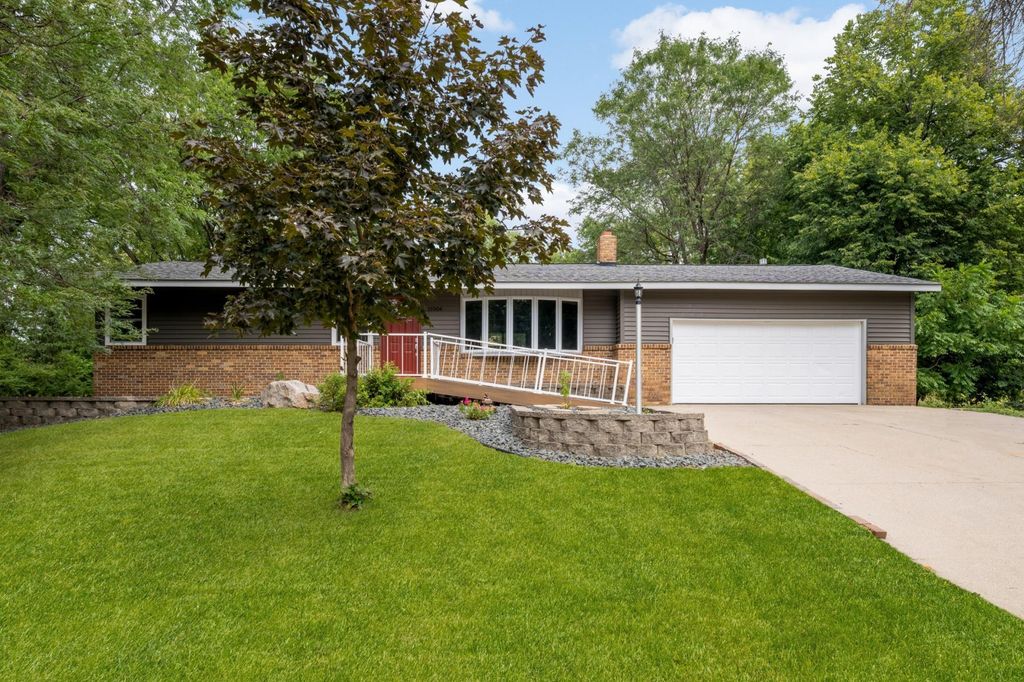 11004 Oak Knoll Terrace N, Minnetonka, MN 55305