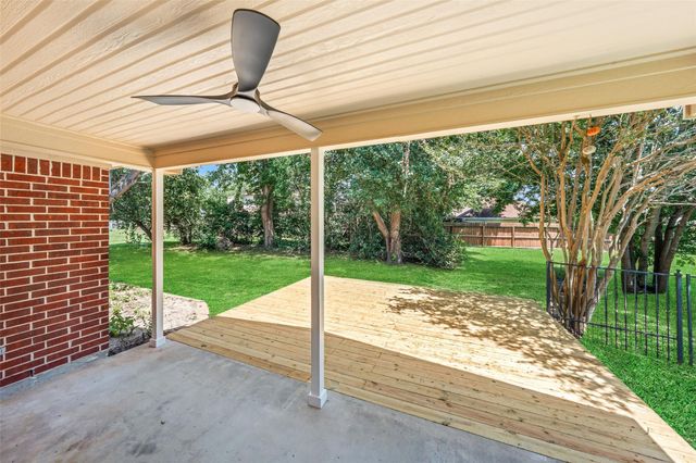 6979 Breezy Point, Willis, TX 77318