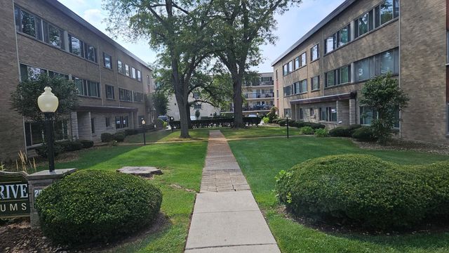 2640 Central Drive 1N, Flossmoor, IL 60422