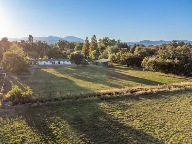 8185 Green Acres Lane, Redding, CA 96002