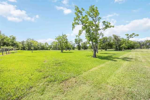 8686 Fm-2004, Santa Fe, TX 77510