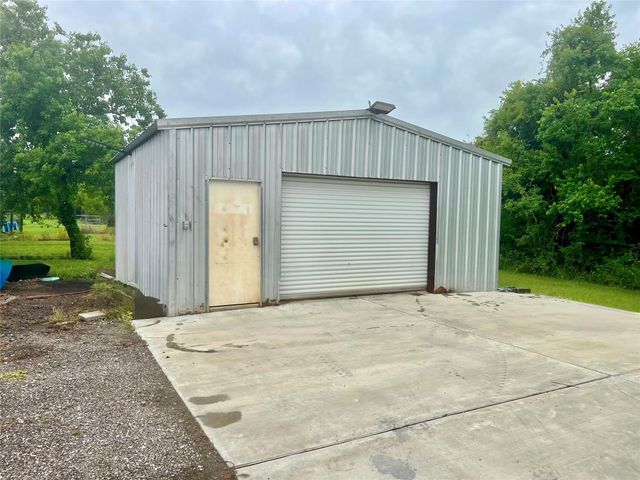 8686 Fm-2004, Santa Fe, TX 77510