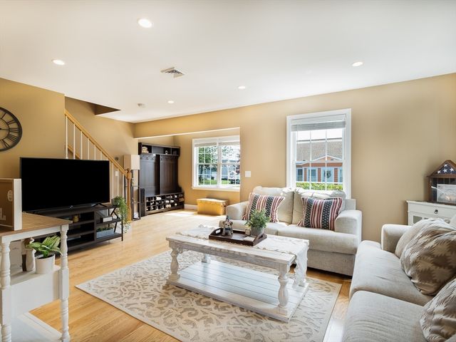 89 Doolittle Ct, Somerset, MA 02725