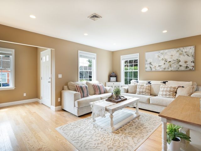89 Doolittle Ct, Somerset, MA 02725