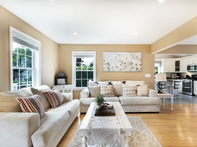 89 Doolittle Ct, Somerset, MA 02725