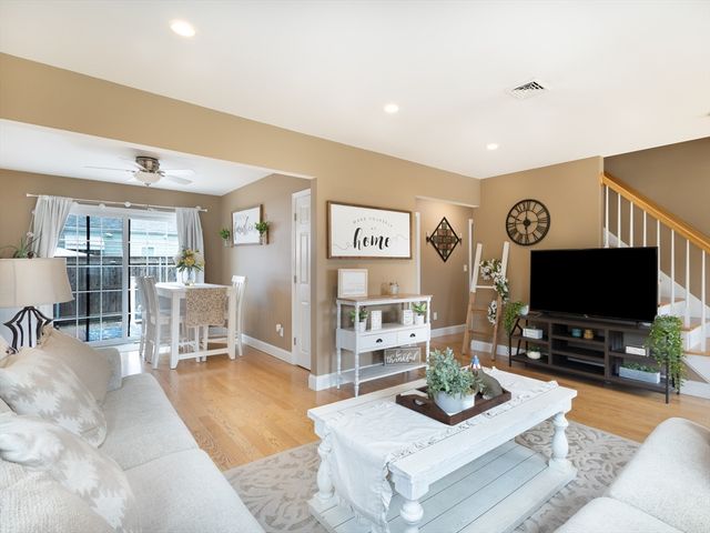 89 Doolittle Ct, Somerset, MA 02725