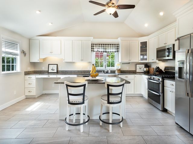 89 Doolittle Ct, Somerset, MA 02725