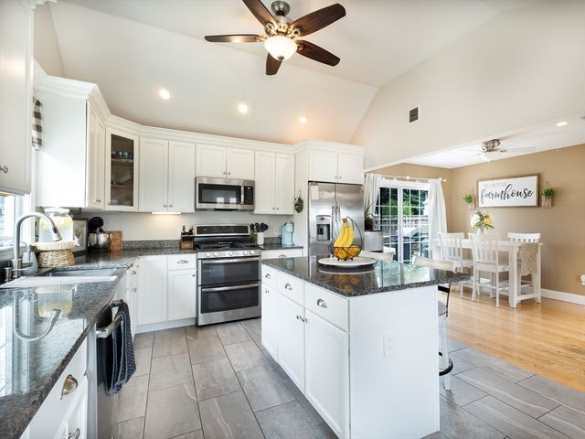 89 Doolittle Ct, Somerset, MA 02725