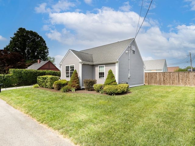 89 Doolittle Ct, Somerset, MA 02725