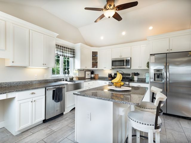 89 Doolittle Ct, Somerset, MA 02725