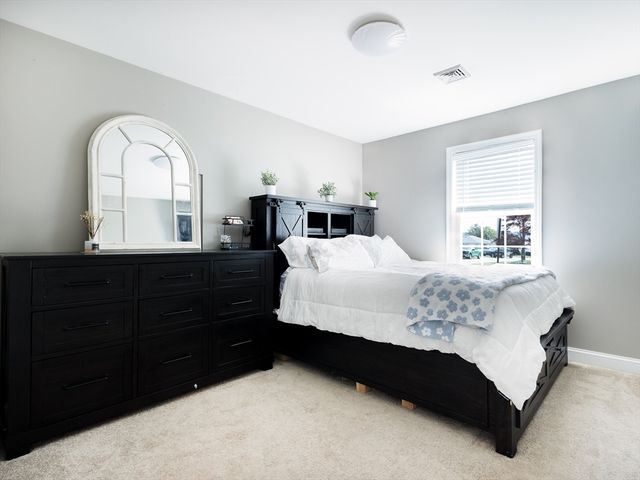 89 Doolittle Ct, Somerset, MA 02725
