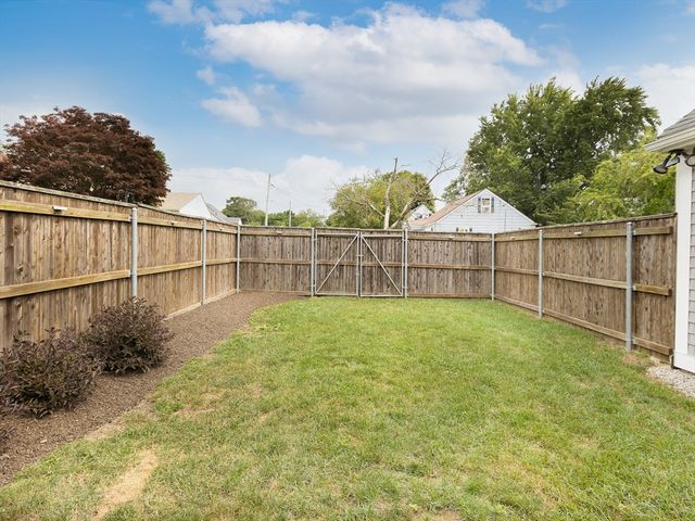 89 Doolittle Ct, Somerset, MA 02725