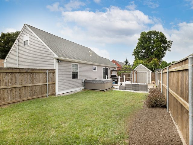 89 Doolittle Ct, Somerset, MA 02725