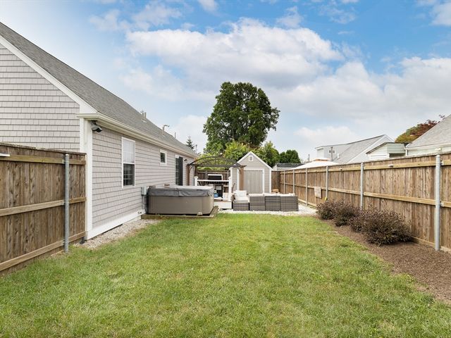89 Doolittle Ct, Somerset, MA 02725
