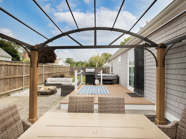 89 Doolittle Ct, Somerset, MA 02725