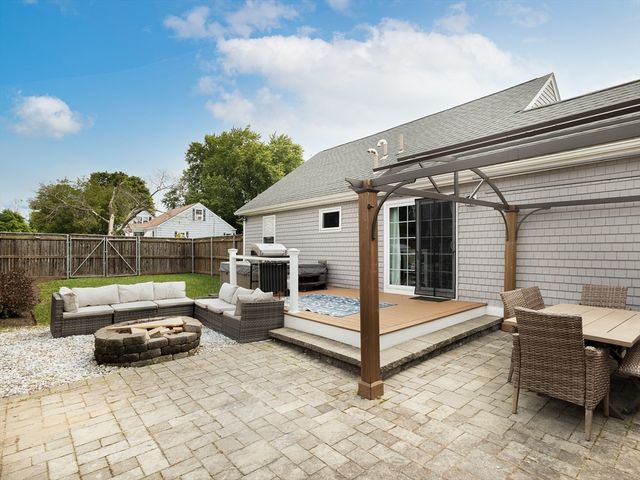 89 Doolittle Ct, Somerset, MA 02725