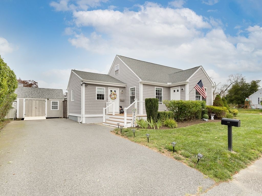 89 Doolittle Ct, Somerset, MA 02725