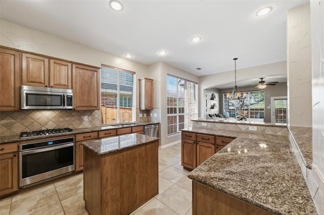 1211 Golf Club Drive, Lantana, TX 76226