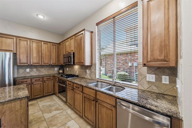 1211 Golf Club Drive, Lantana, TX 76226