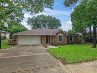 2920 Tangle Oaks Court, Bedford, TX 76021