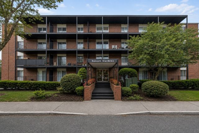 45 Oval Rd 8, Quincy, MA 02170
