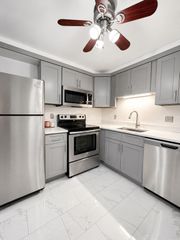 45 Oval Rd 8, Quincy, MA 02170