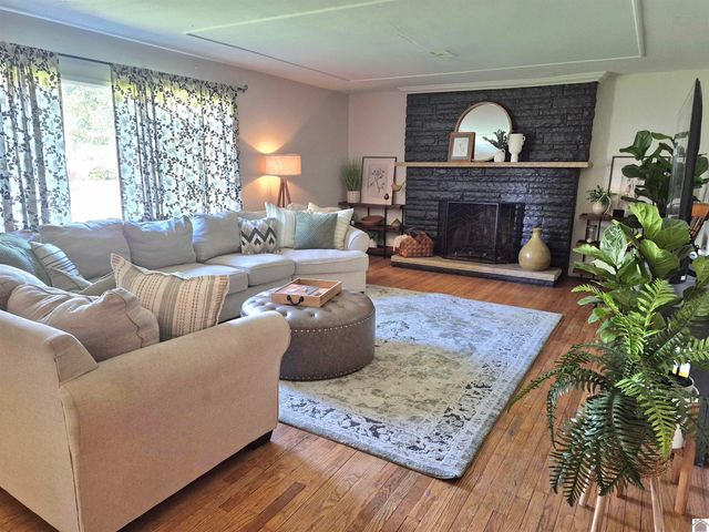 300 Cardinal Ln, Paducah, KY 42001