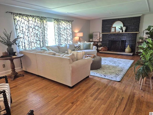 300 Cardinal Ln, Paducah, KY 42001