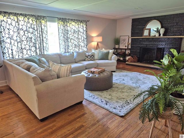 300 Cardinal Ln, Paducah, KY 42001