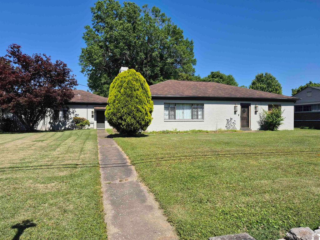 300 Cardinal Ln, Paducah, KY 42001