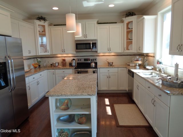 4 Karl Farm Road, Sand Lake, NY 12018