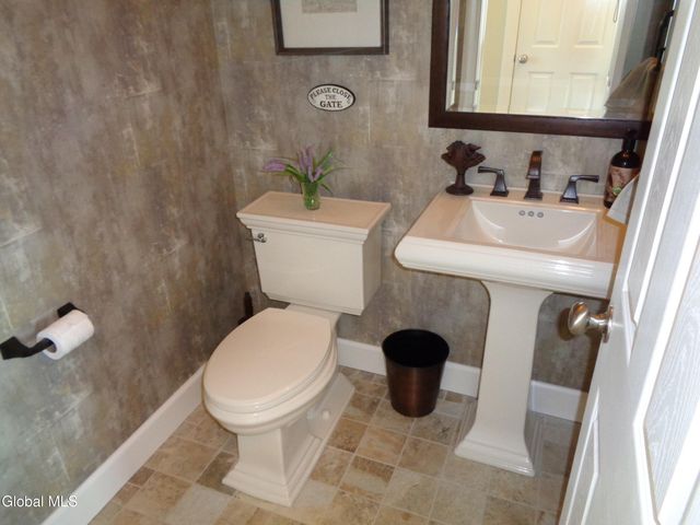 4 Karl Farm Road, Sand Lake, NY 12018